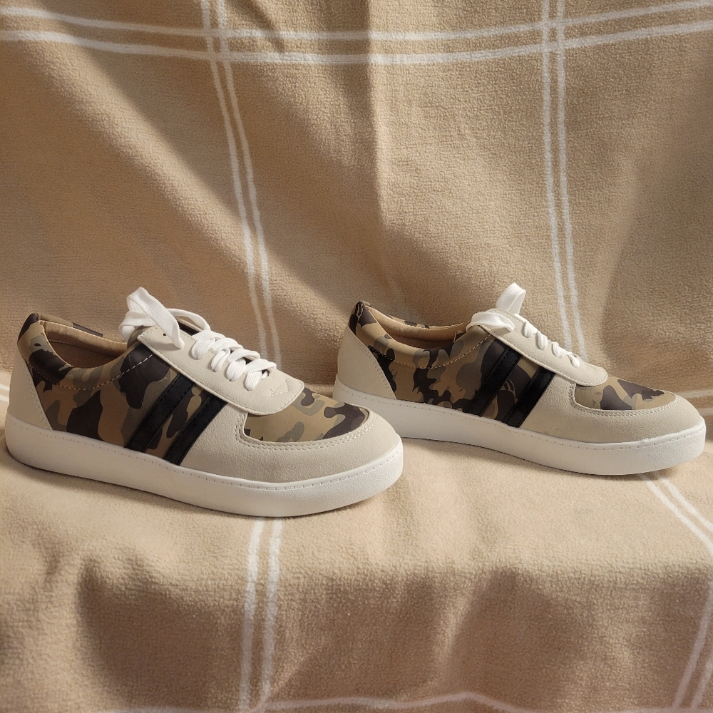 CCOCCI SNEAKERS SIZE 8.5 CAMOUFLAGE